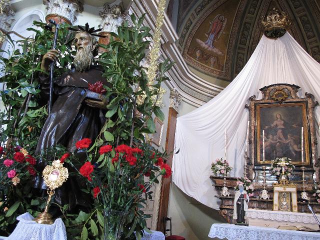 La statua di S.Antonio grande e quella piccola sull'altare